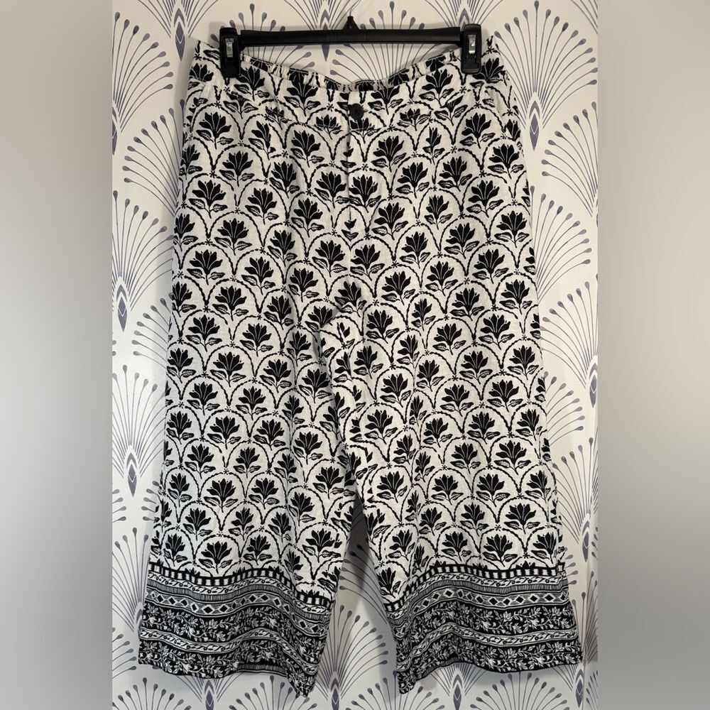 Cato Black and White Patterned Women's Capris size large waist-17/19 Inseam-23